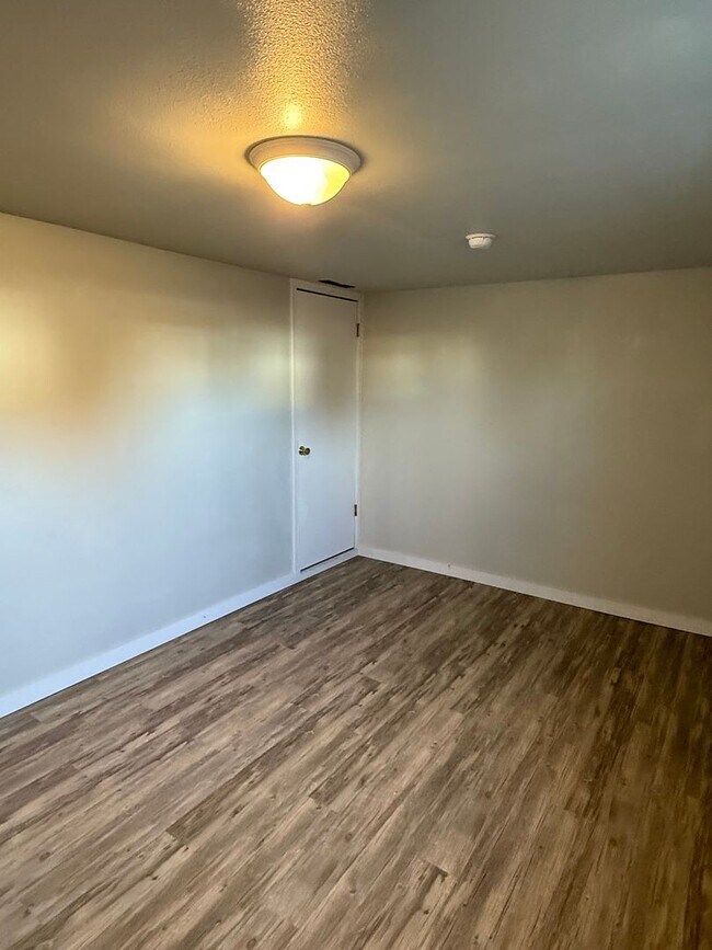 Building Photo - 434 Wicks Ln