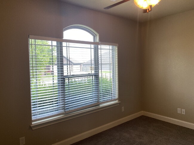 Building Photo - 6202 W Sage Dr