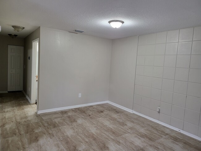 Building Photo - E9th