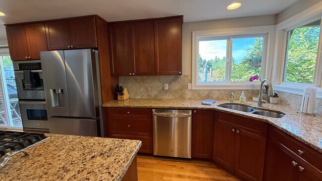 Building Photo - Pristine Single-Family Home in the Heart o...