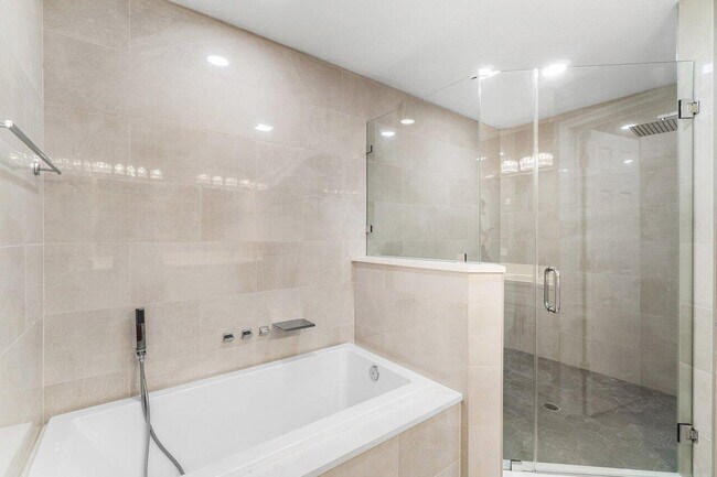Building Photo - 5065 Horseshoe Cir N