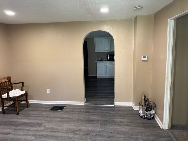 Building Photo - Newly Remodeled 3-4 bedroom Single family home