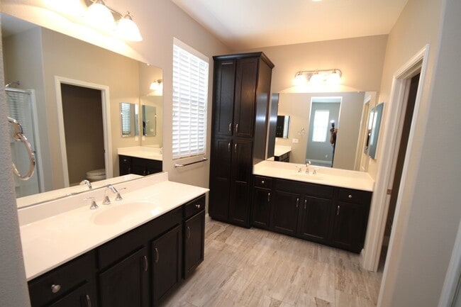 Building Photo - 4BR| 3.5 BA | 1936 SF | Two Story | Tenant Pays $190 monthly for WS&G