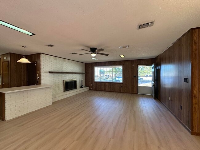 Building Photo - 697 Green St