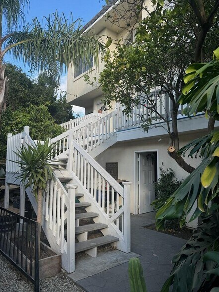 Outdoor Staircase - 716 Flower Ave