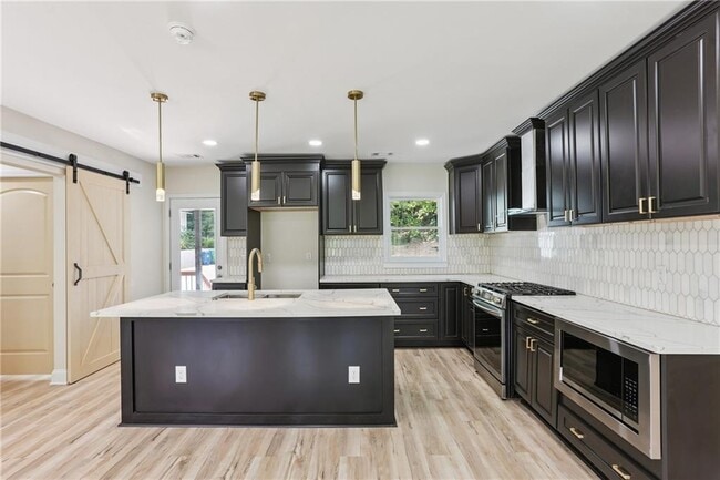 Building Photo - 720 N Parkwood Rd