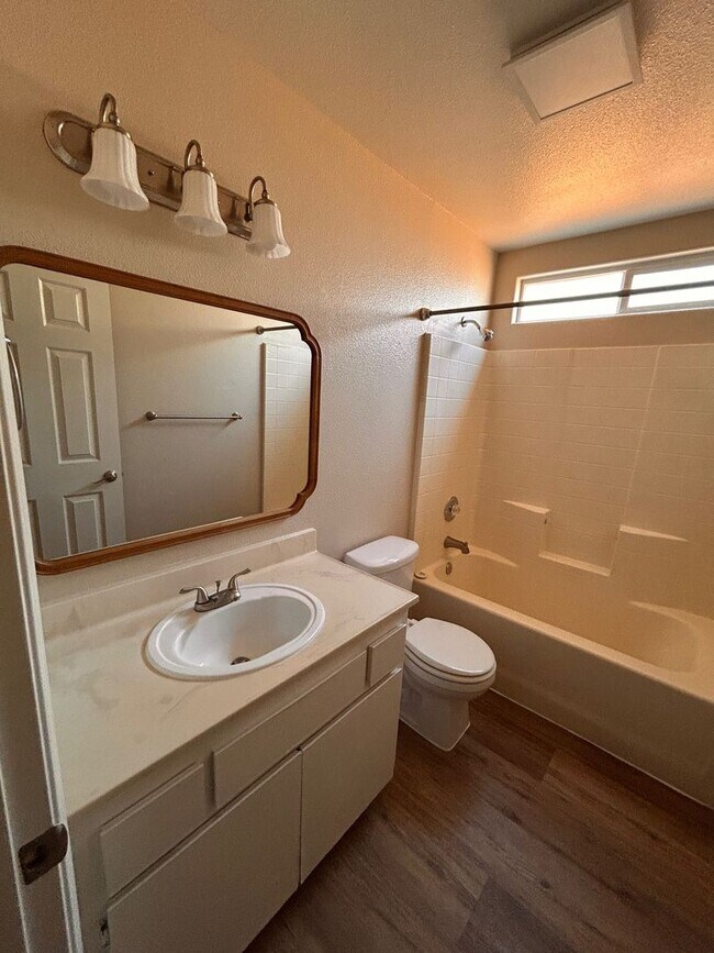 Building Photo - Nice home for rent in Visalia