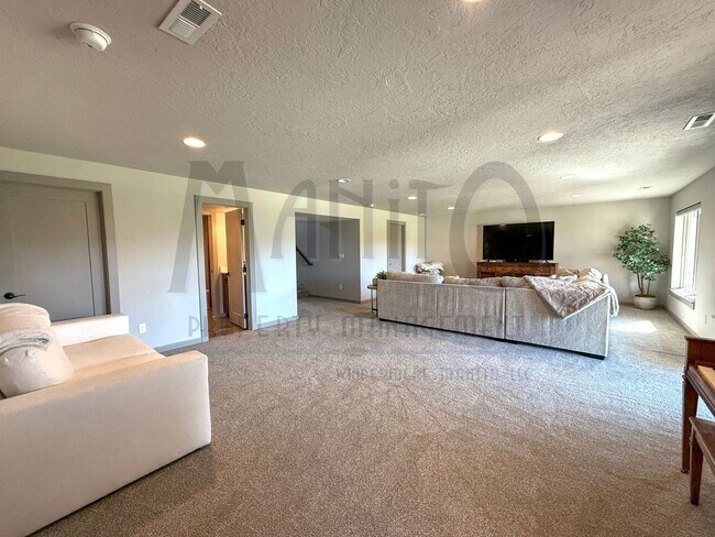 Building Photo - Spacious Eagle Ridge Home