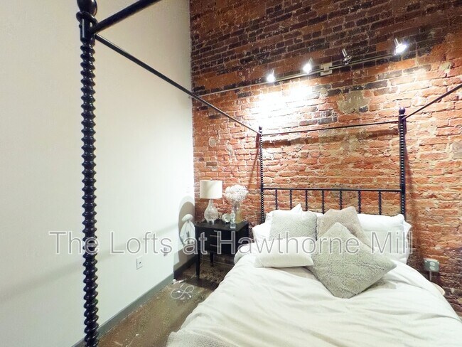 Building Photo - 1101 Hawthorne Ln