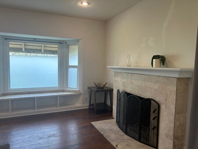 Building Photo - 243 W Elm Ave