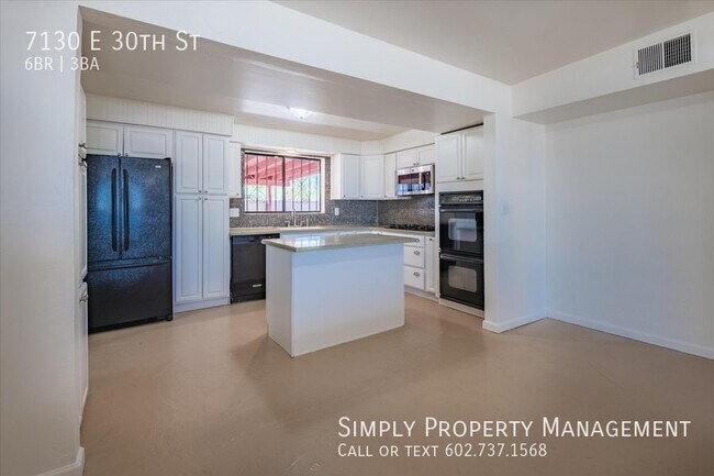 Building Photo - 4 bedroom 2 bath main house with a 2 bed 1...