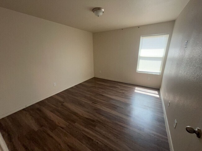 Building Photo - AVAILABLE NOW!