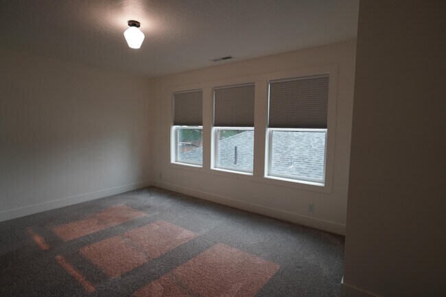 Building Photo - 4314 W Clark St