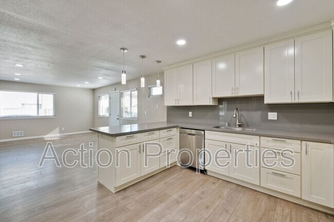 Building Photo - 560 Firloch Ave