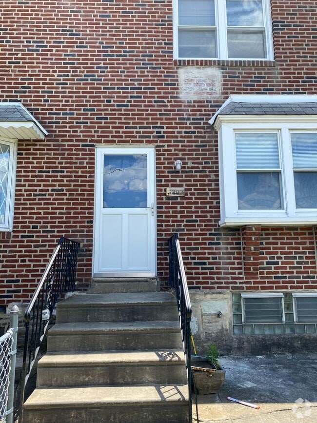 Building Photo - 3 Bedroom and 1 Bathroom Row House Availab...