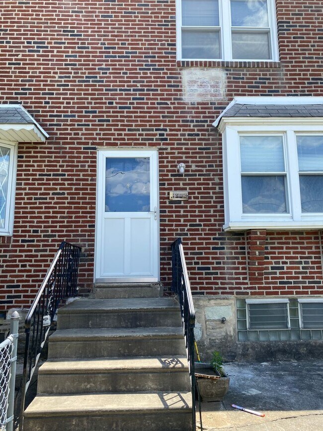 Building Photo - 3 Bedroom and 1 bathroom Row House Availab...