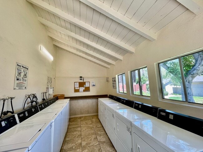 Building Photo - Stunning 2nd Story 3 Bedroom Condo in Woodlake Villas, La Habra