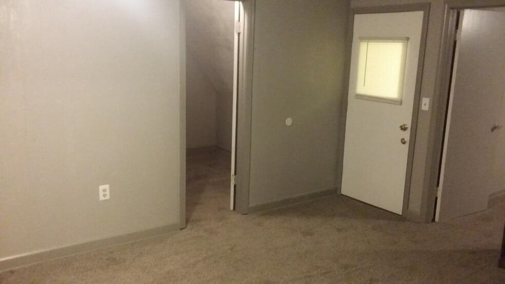 Building Photo - 1417 W Short Ave