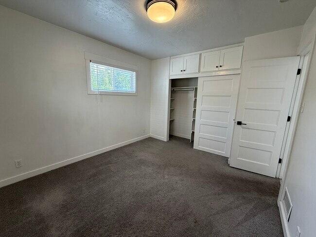 Building Photo - 909 Crandall Ave S