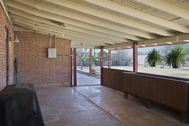 Building Photo - 208 N Broadview St