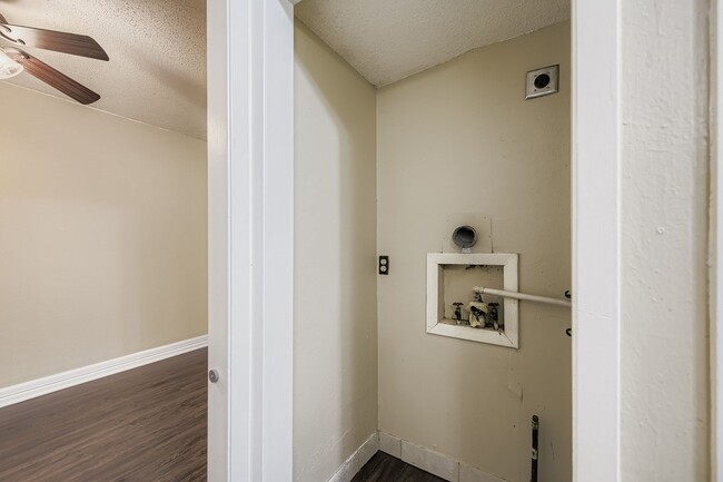 Building Photo - 214 Austin St