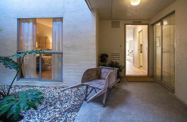 Building Photo - Utilities Paid! Modern 2 Bed Condo on the ...