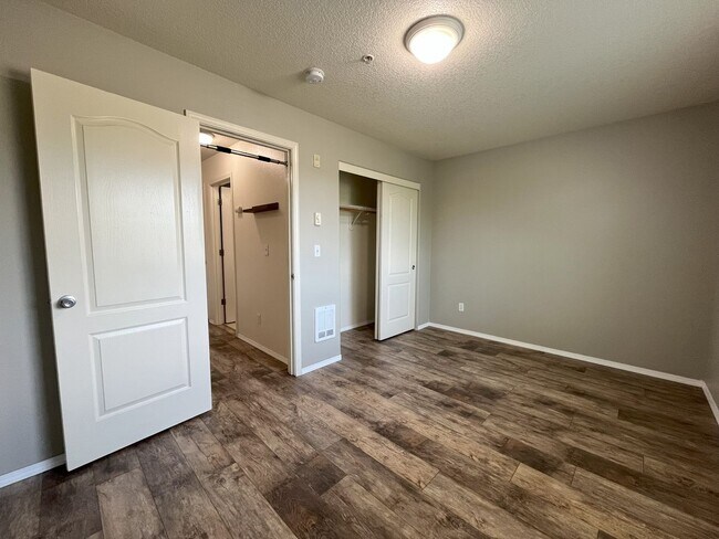 Building Photo - Bright 2-Bedroom Condo with Laminate Floor...