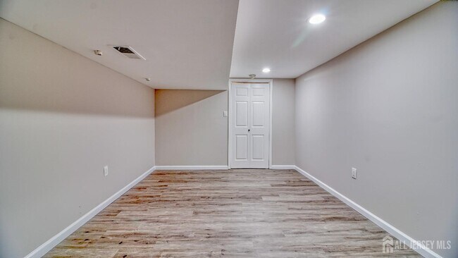 Building Photo - 149 Keswick Dr