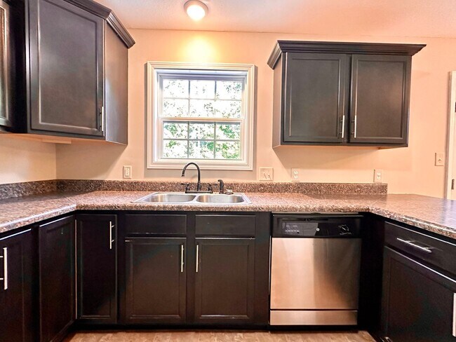 Building Photo - Spacious 3-Bedroom Home with Fenced Yard & Garage!