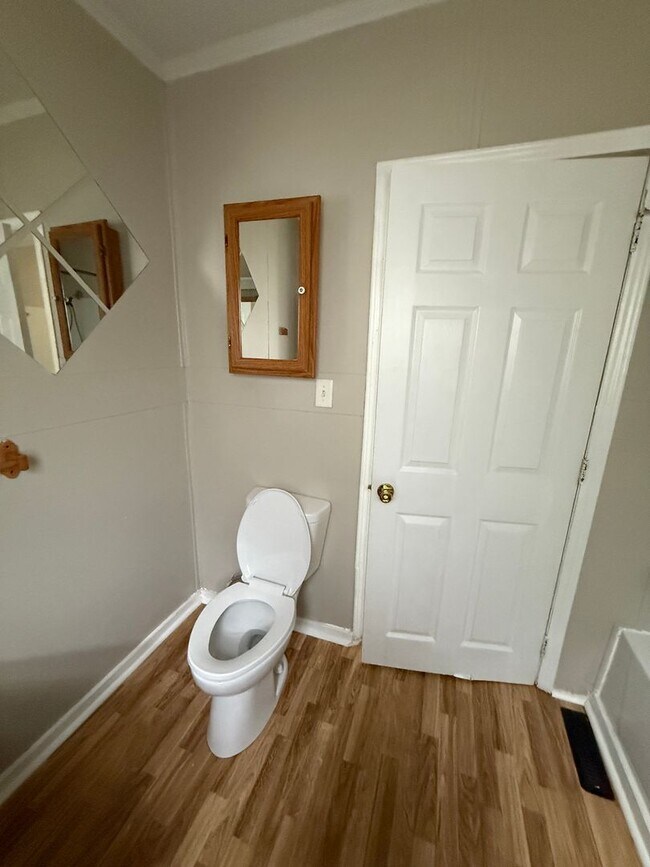 Building Photo - 2 Bed 1 Bath - Off Street Parking/Washer Dryer Hook Up!