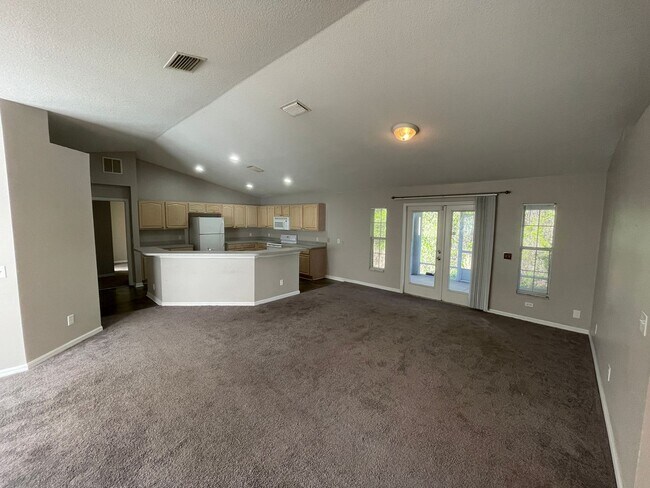 Building Photo - Spacious 3/2 in Quiet Neighborhood!