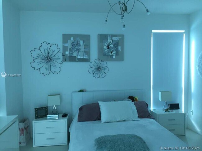 Building Photo - 300 S Biscayne Blvd