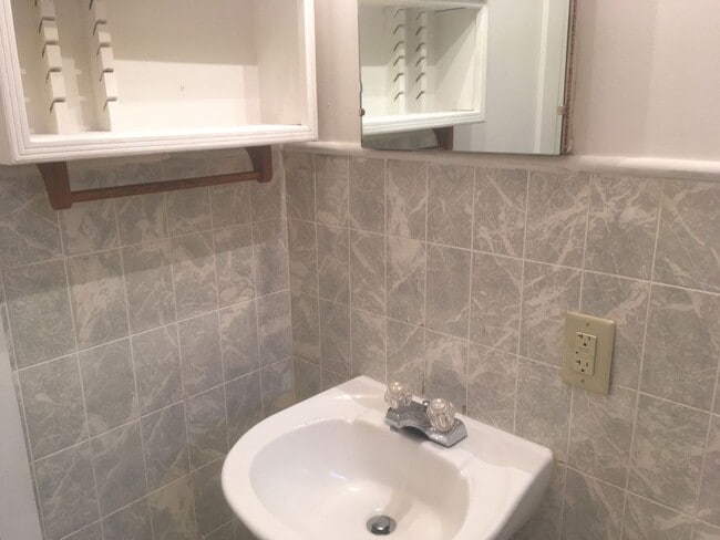 Building Photo - Cute 2 bedroom home for only $895 in conve...