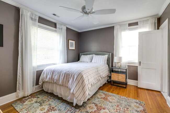 Building Photo - 5000 Bromley Ln