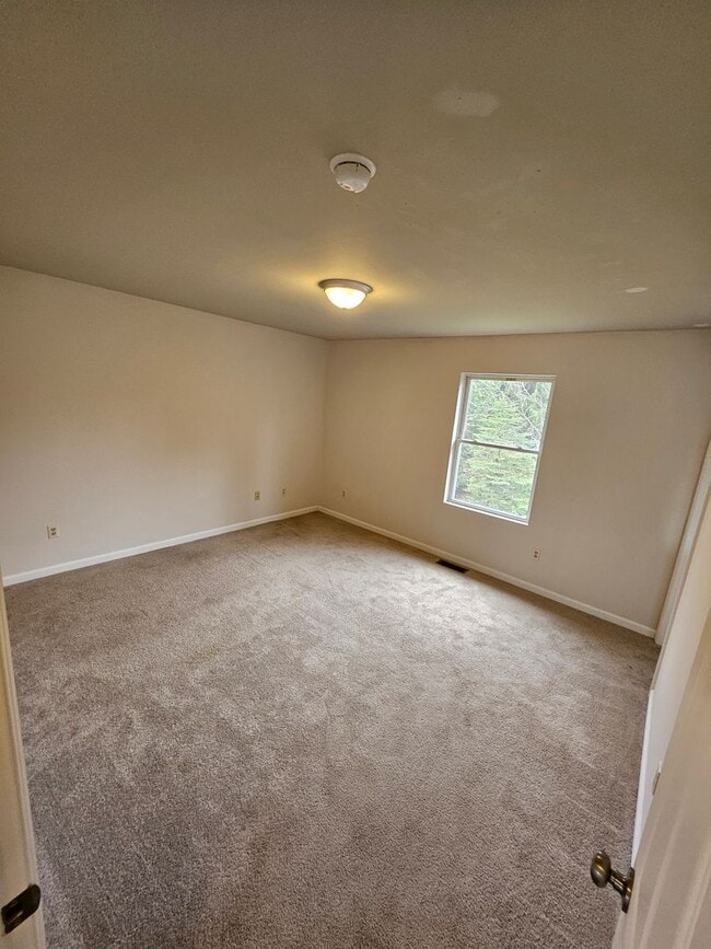 Building Photo - 2105 Circleville Rd