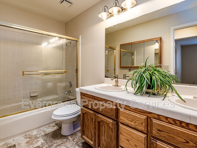 Building Photo - 2749 Sandhurst Dr