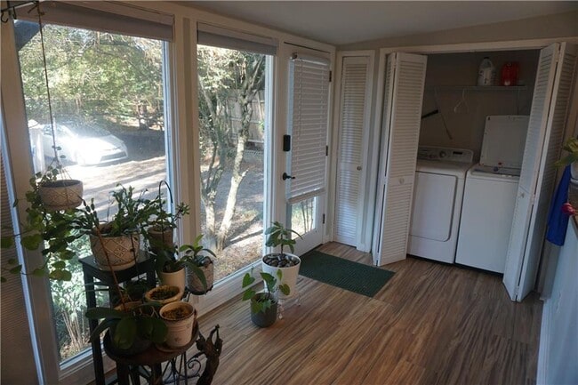 Building Photo - 2210 Lenox Rd NE