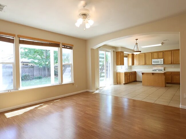 Building Photo - New Renovation* Prestigious Spacious 4 Bedroom