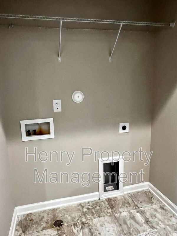 Building Photo - 1413 Regents Ln