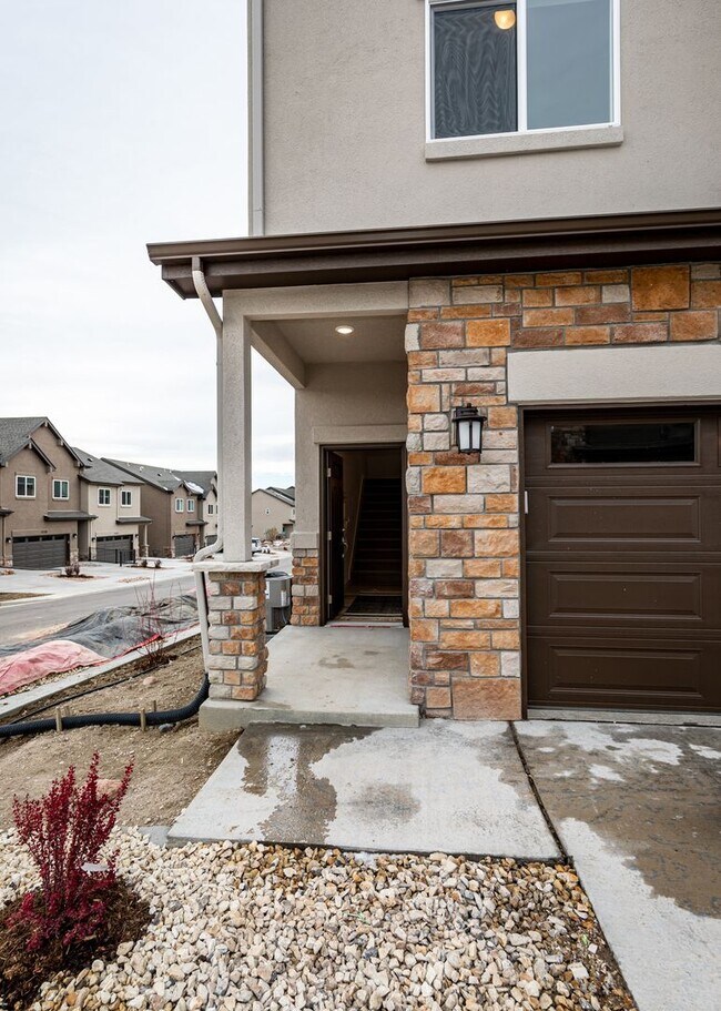 Building Photo - 3 Bedroom End Unit Luxury Townhome in Moun...