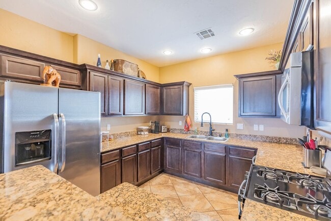 Building Photo - Beautiful 3 Bed 2 Bath Home