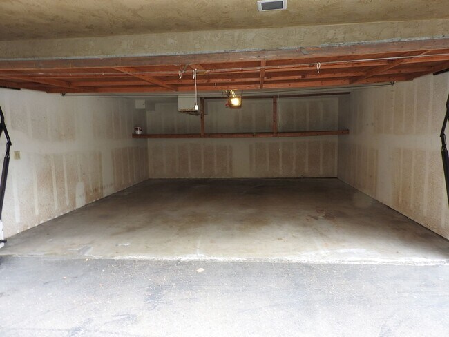 Building Photo - 2 BDR Condo with 2-Car Garage