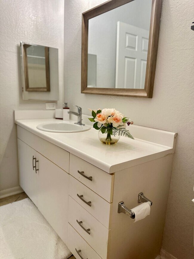 Building Photo - FULLY FURNISHED with King Bed-Pool View 1b...