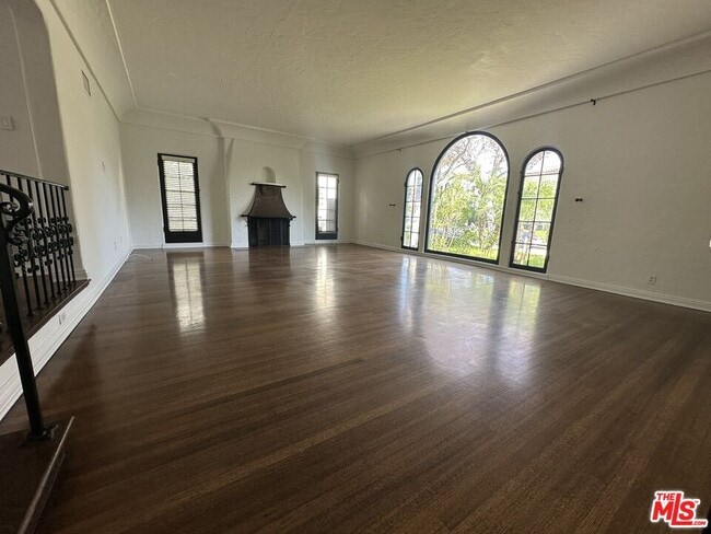 Building Photo - 147 N Orange Dr