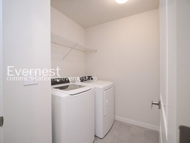 Building Photo - 4 Bed/2.5 Bath Home with Garage / Available Now!