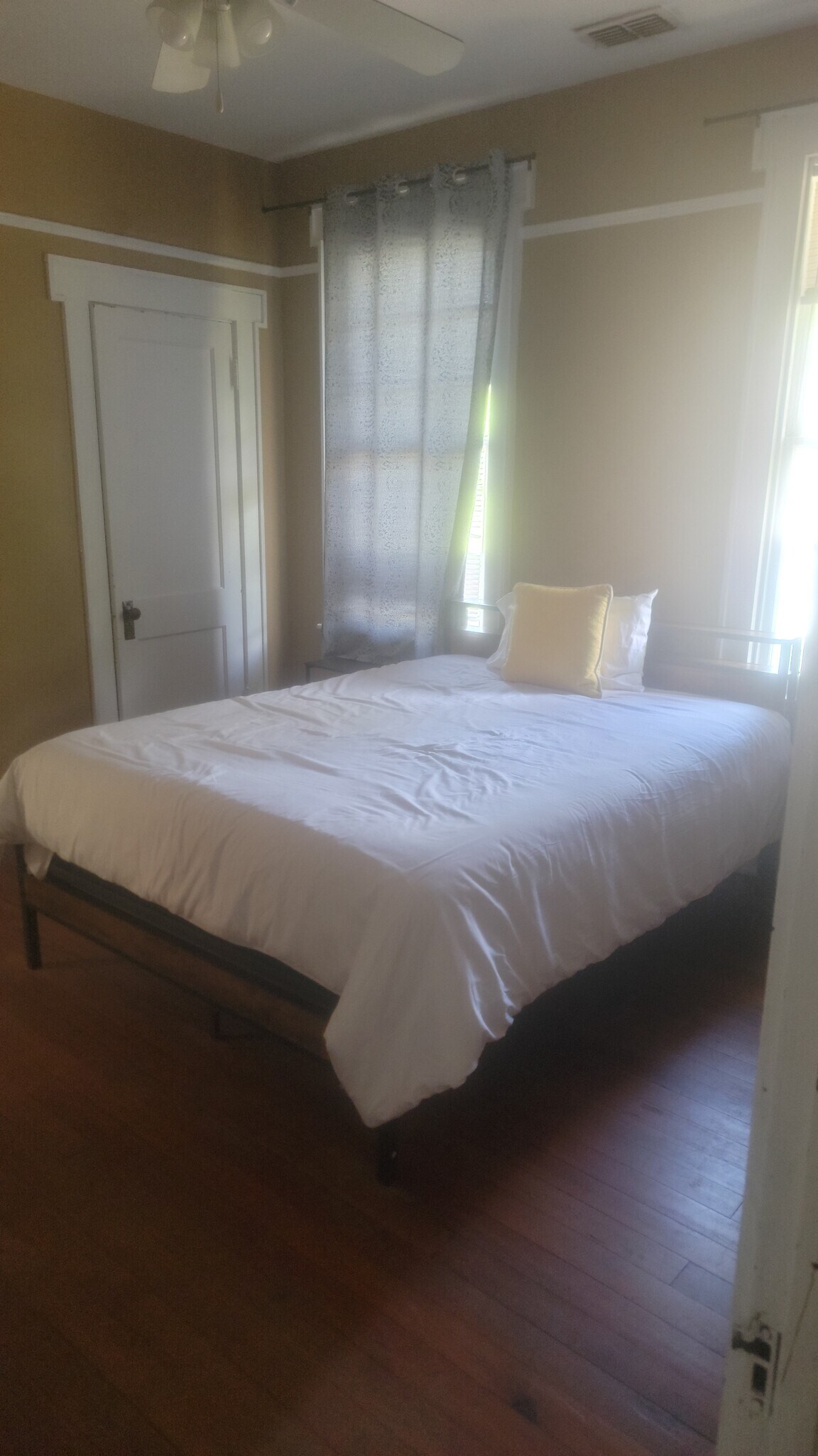 Building Photo - 146 W 6th St