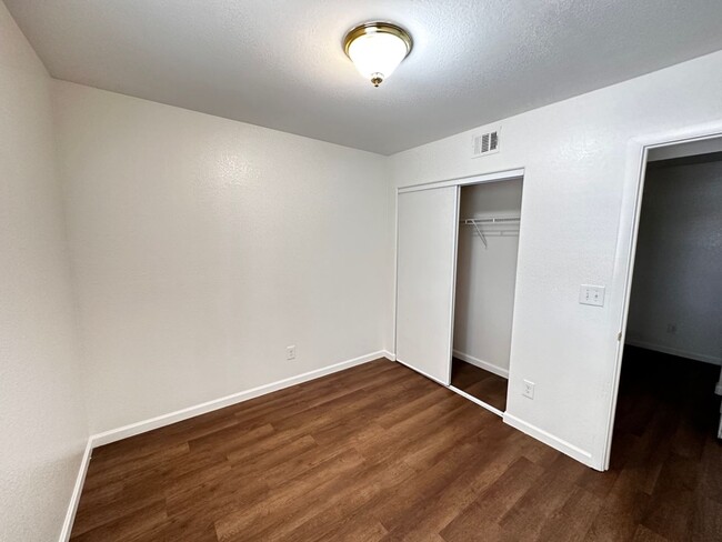 Building Photo - Great 2 Bedroom Townhouse Near UNLV!