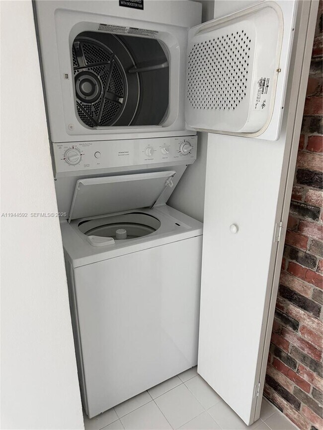 Building Photo - 690 SW 1st Ct