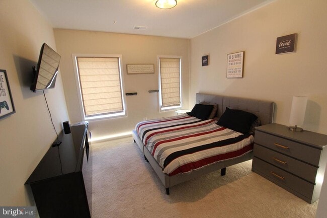 Building Photo - Stylish 1-car garage condo in the heart of...