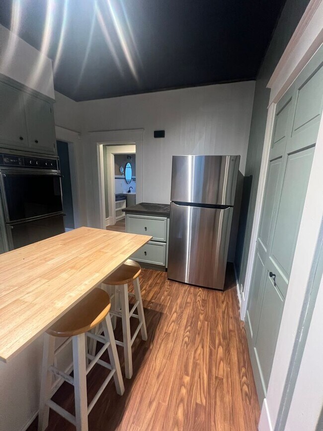 Building Photo - 717 Kirby Pl
